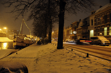 846629 Gezicht op de kade langs de Wittevrouwensingel te Utrecht, bij avond, tijdens winterse omstandigheden, met links ...